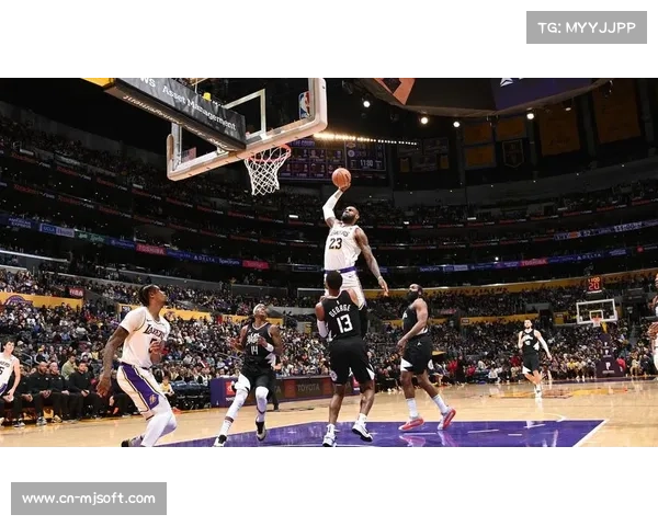 NBA全明星赛：詹姆斯最后一届参赛，空接暴扣后手指天空致敬科比